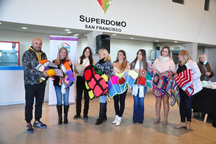 “Al frío le ponemos corazón”: primera entrega de abrigos