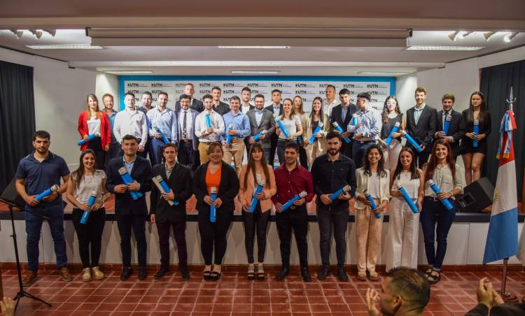 En un acto cargado de emoción y alegría se entregaron más de cien títulos de pregrado, grado y posgrado