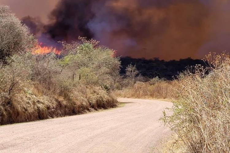 La lluvia ayudó a sofocar el fuego en Traslasierra pero un rayo causó otro foco