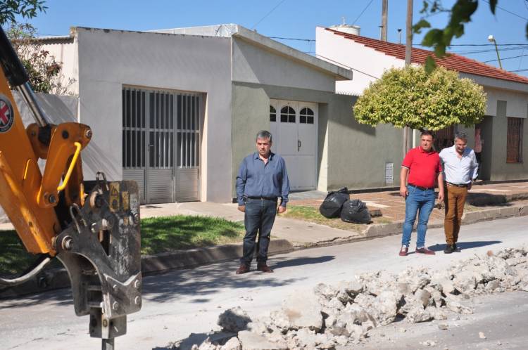 Avanzan los trabajos de refuncionalización del sistema cloacal en barrio Vélez Sarsfield