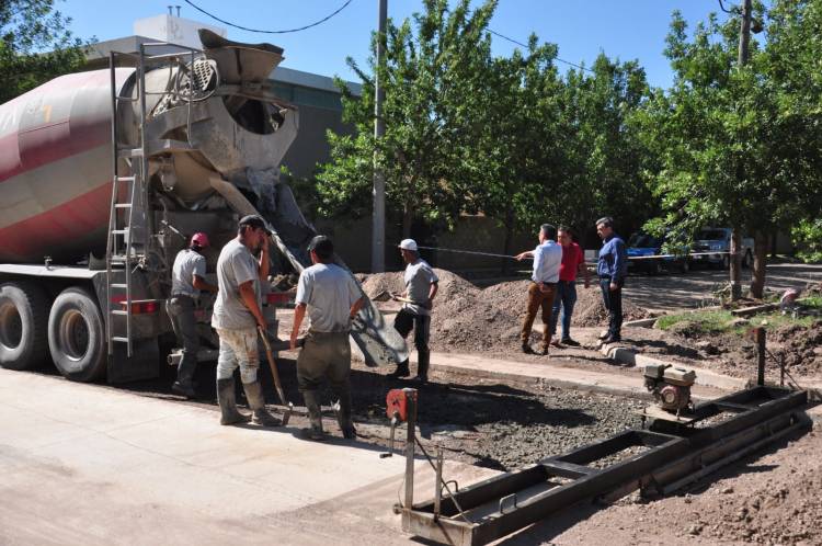 Culminan los trabajos de cordón cuneta en barrio Altos del Prado