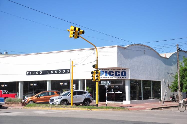 Ya funciona un nuevo semáforo en la ciudad