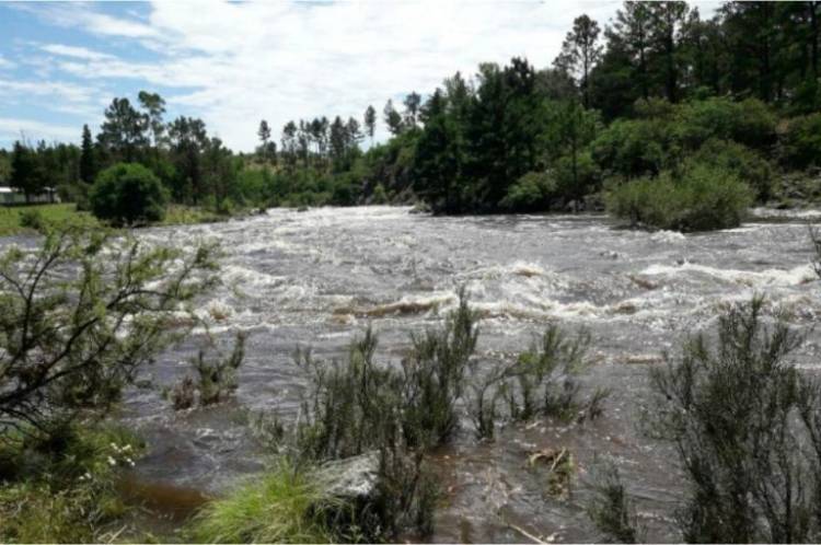 Alertan a turistas por crecidas en ríos serranos
