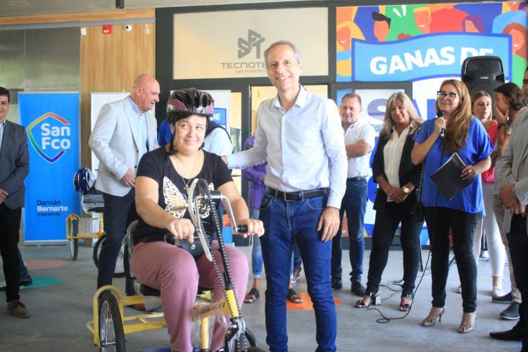 Bernarte entregó 5 bicicletas adaptadas a beneficiarios de la ciudad
