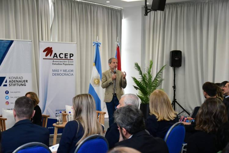 Damián Bernarte disertó en la Mesa de la Región Centro en Paraná