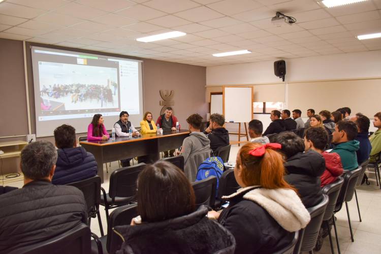 UTN: Comenzó con éxito el curso de construcción tradicional que otorga el título de "Capataz de obra"