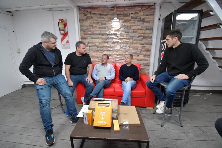 Programa Deporte Educativo Natación: Bernarte junto a autoridades del Club San Isidro firmaron un convenio