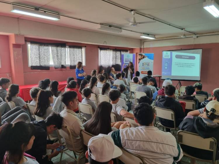 Se realizó un taller de protección digital para adolescentes y adultos