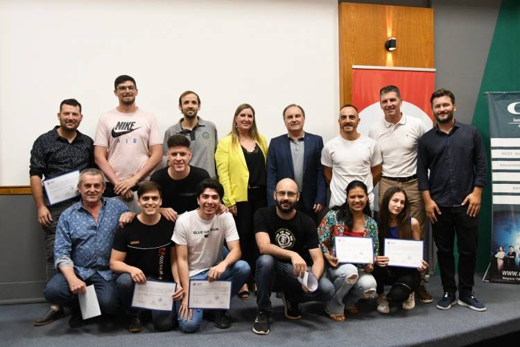 Se entregaron certificados de las capacitaciones de la Escuela Profesional de Oficios