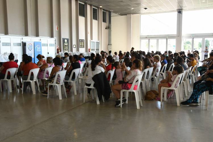 Bernarte entregó kits de útiles escolares y zapatillas para niños y niñas de la ciudad