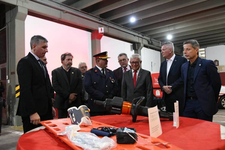 En el marco de su aniversario, Bernarte aportó fondos a Bomberos