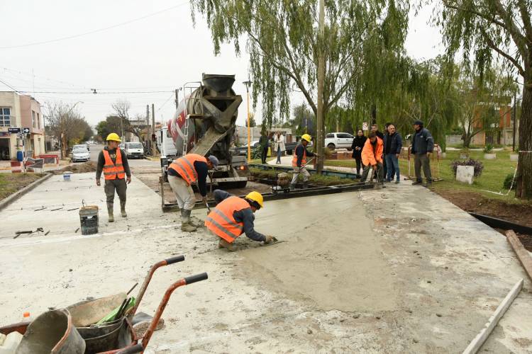 Pavimentación: etapa final de los últimos cruces de vías del ex FFCC Mitre