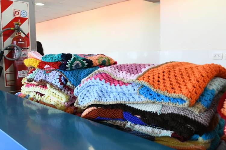 Con la entrega de abrigos finalizó la campaña ‘Al frío le ponemos corazón’