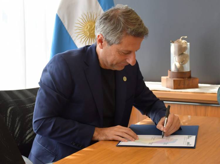 Bernarte dispuso reducción de salarios a la planta política ante situación económica nacional