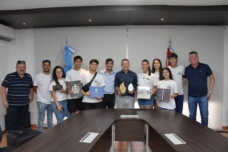 Bernarte recibió a los jóvenes de la Escuela Municipal de Danzas Folklóricas que representaron al país en Bolivia