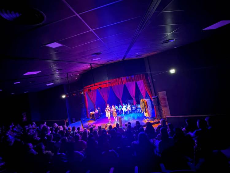 Más de 400 espectadores disfrutaron de “Encuentados” y “Rebelión Otoñal” en el Teatrillo