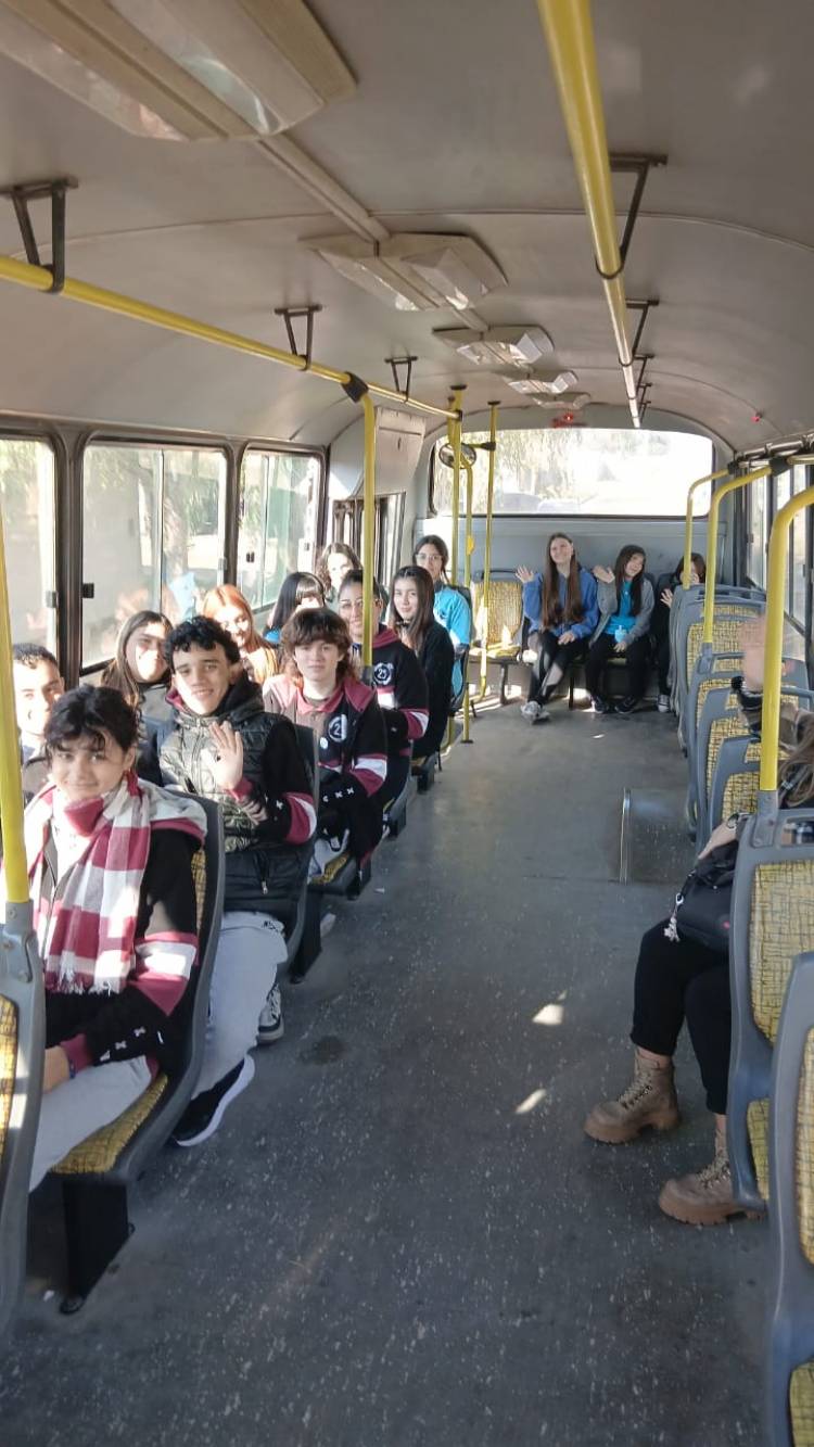 El municipio promueve la participación con traslados gratuitos a espacios educativos y culturales