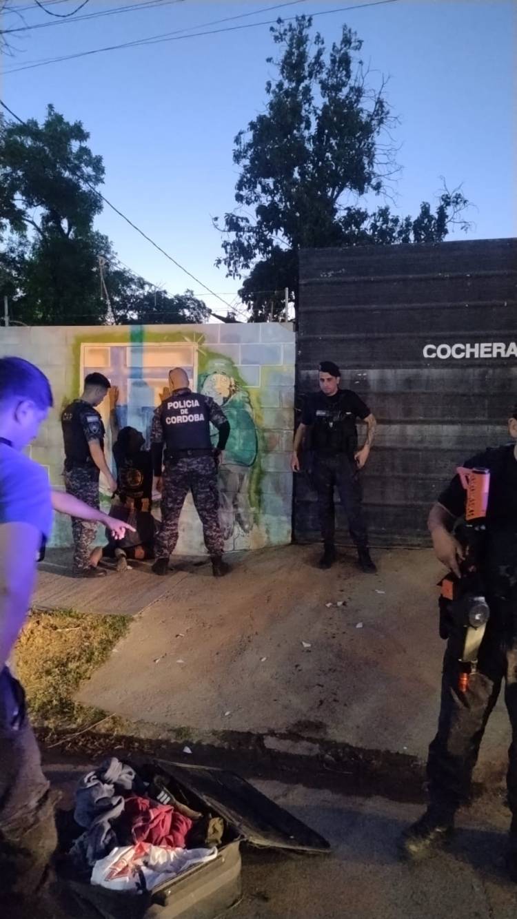 En un trabajo conjunto entre la Guardia Local y la policía de la provincia, detuvieron a un hombre por hurto en el club Sportivo Belgrano