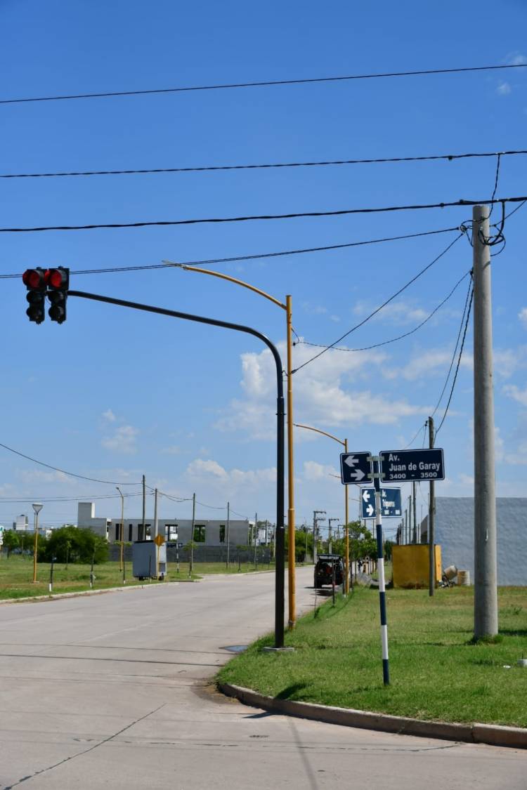 Ya funcionan los semáforos en la avenida Trigueros de Godoy en su intersección con Bv. Roca y Av. Juan de Garay