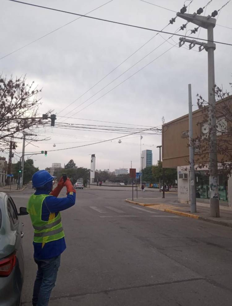 En San Francisco se relevan postes y subestaciones para identificar posibles fallas y riesgos en la infraestructura del servicio eléctrico