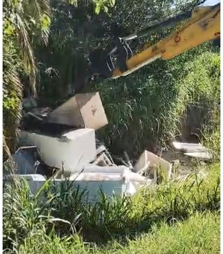 Servicios Públicos desobstruyó un canal donde había un tapón con carcasas de heladeras