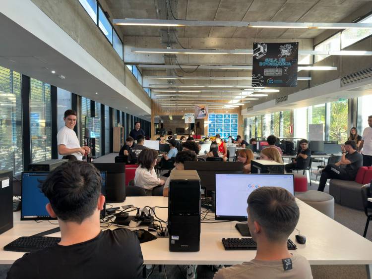 En Tecnoteca capacitan a jóvenes en el uso de IA generativa para potenciar proyectos personales