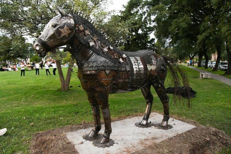 “Arte Central”: Una nueva intervención llegó a la Plaza Vélez Sarsfield
