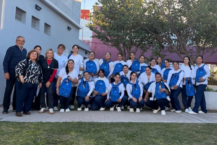 La Provincia fortalece la formación de enfermeros con la entrega de mochilas e instrumental profesional