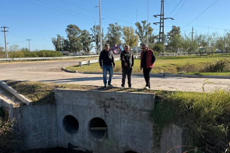 Se trabaja en la limpieza del canal de desagües pluviales de la ruta nacional 158