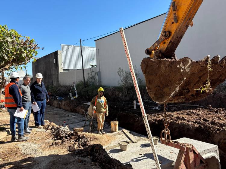 El intendente Bernarte recorrió el avance de la obra de entubado del canal pluvial en barrio Parque