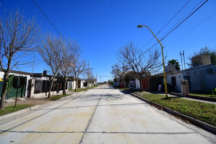 Bernarte habilitó una parte de la pavimentación del sector histórico de barrio Parque