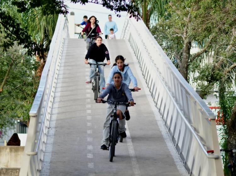 Más de 5 mil personas ya recorrieron la nueva senda peatonal y bicisenda del acceso oeste