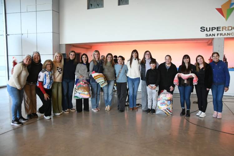 “Al Frío le Ponemos Corazón”: se entraron abrigos para niñas y niños de dos CDI y la solidaridad volvió a ser protagonista