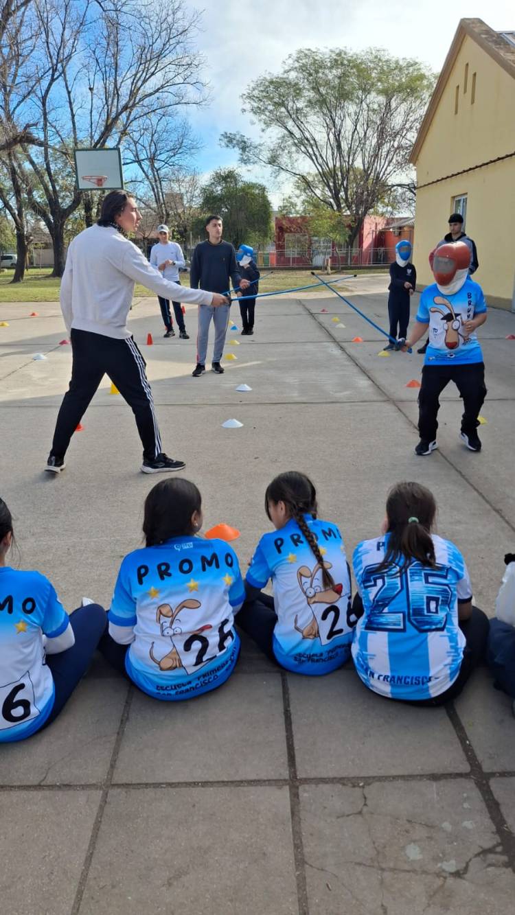 La práctica de la esgrima se extiende por las escuelas de la ciudad