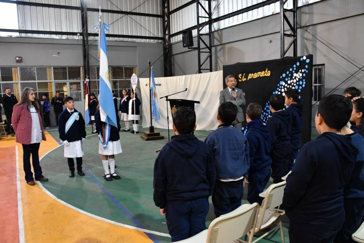 Alumnos de 4to grado de la escuela Hipólito Bouchard renovaron su compromiso con los valores patrios al prometer lealtad a la Bandera
