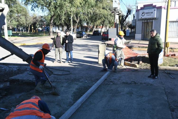 El municipio intensifica las tareas de bacheo y reparación de adoquinado en sectores estratégicos