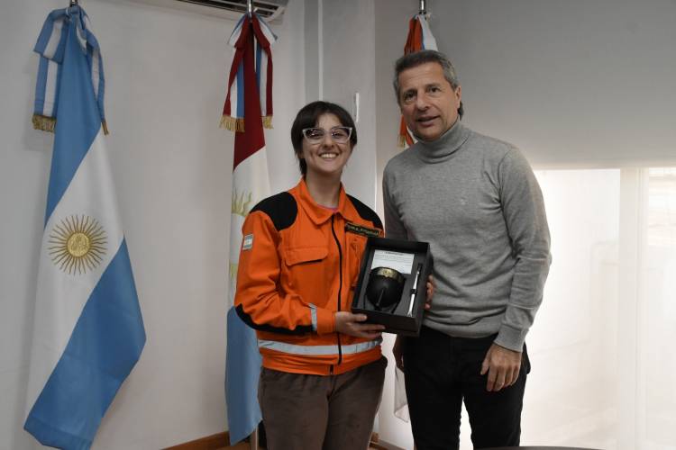 Bernarte distinguió la tarea de Alfonsina Carle, bombera de nuestra ciudad que desarrolló tareas humanitarias en Venezuela