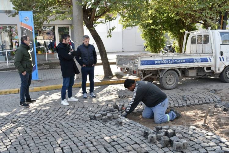 La obra de reparación del adoquinado en bulevar 9 de Julio continúa a buen ritmo
