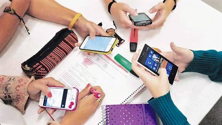 Córdoba consolida una política de uso regulado de celulares en las escuelas