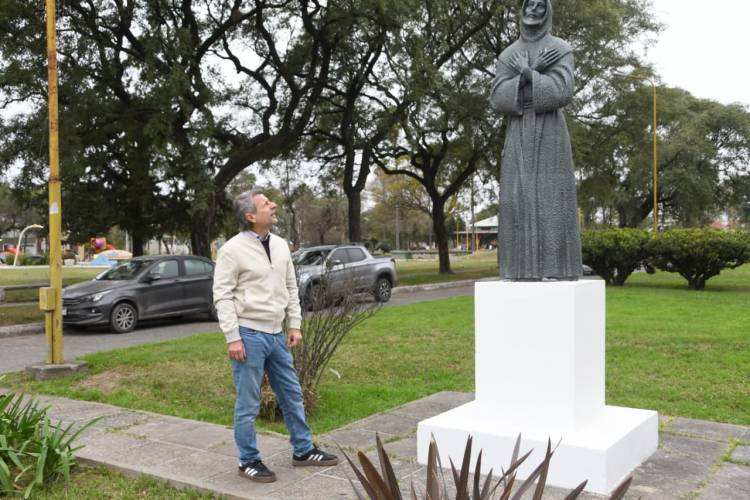 Las esculturas de Plaza Vélez Sarsfield recuperan su color original como parte de su restauración
