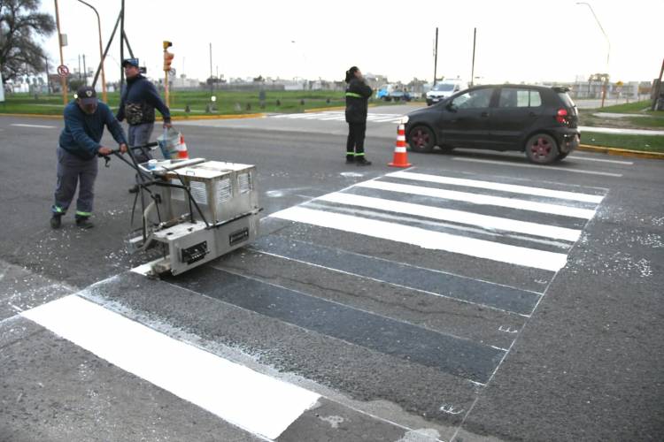 El municipio aplica pintura termoplástica para mejorar la resistencia de la señalización vial