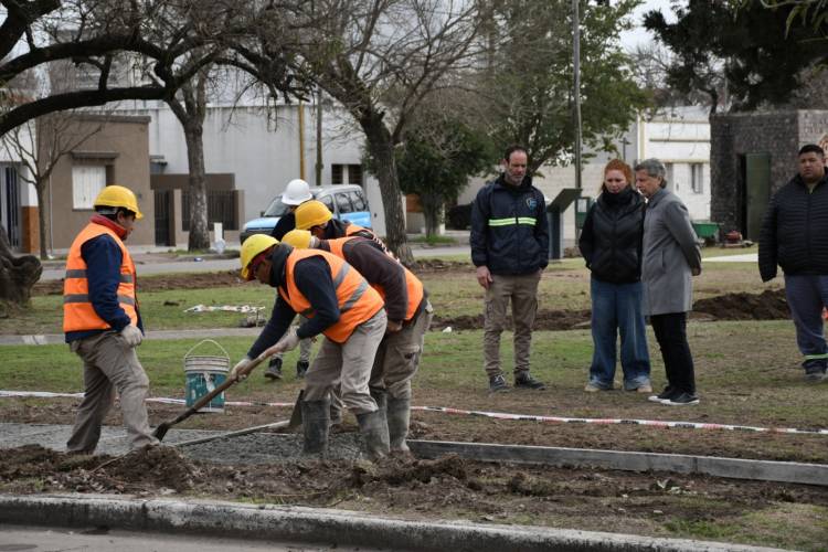 En la Plaza Sarmiento el municipio continúa con el plan de renovación de veredas