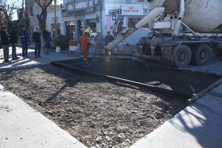Bernarte supervisó las obras de mantenimiento vial que se ejecutan en Bv. Buenos Aires