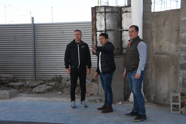 Bernarte visitó la obra del Polideportivo de barrio La Milka