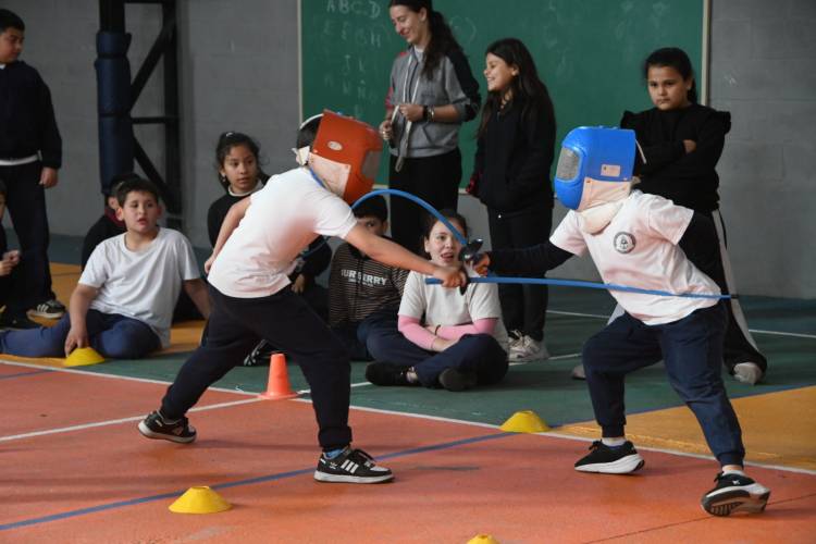 Esgrima en las escuelas: la propuesta llegó a la Escuela Hipólito Bouchard