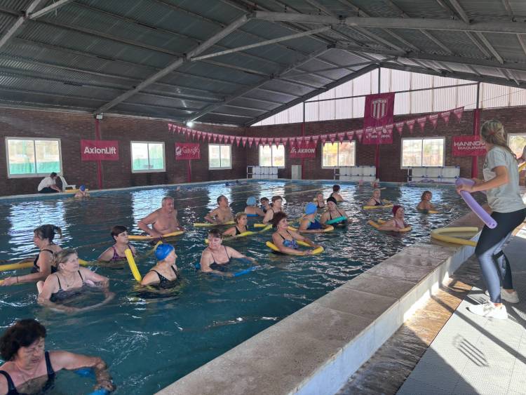 Adultos mayores comenzaron las actividades de natación en el natatorio del Club San Isidro