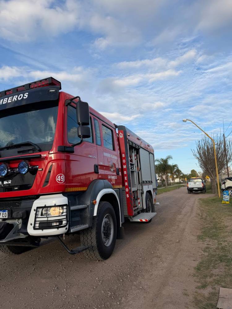 Rescataron a un perro que quedó atrapado debajo de una casa container en calle Los Cerezos al 2100