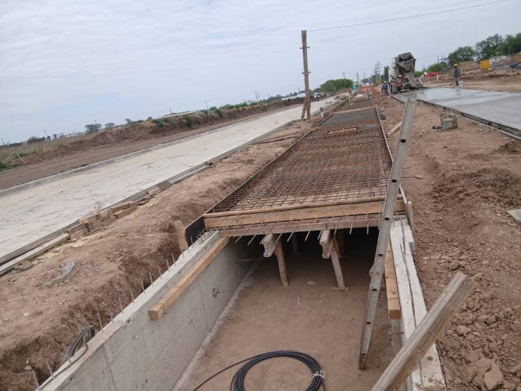 Avanza la obra de entubamiento del canal de desagüe pluvial de avenida Antártida Argentina